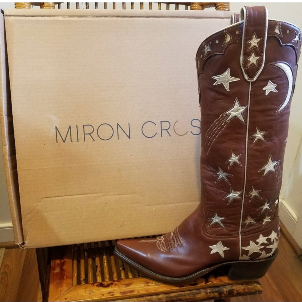 ISO in search of miron Crosby boots size 9. Maybe 9.5 if they run small.